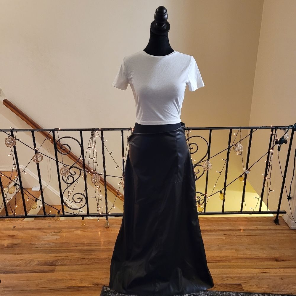 Chic Black Midi Skirt - Picture 4 of 13